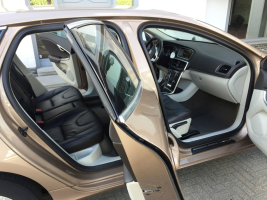 VERKOCHT  VOLVO V40 1,6 D * FULL OPTION * LEDER * ALU VELGEN * CAMERA * CRUISECONTROL * PARK ASSISTANCE * AUTOMATISCHE AIRCO *  GEKEURD * GARANTIE