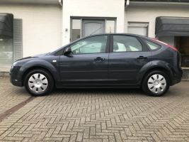 FORD FOCUS 1,4 BENZINE  OVERNAMEWAGEN VOOR HANDELAAR OF EXPORT